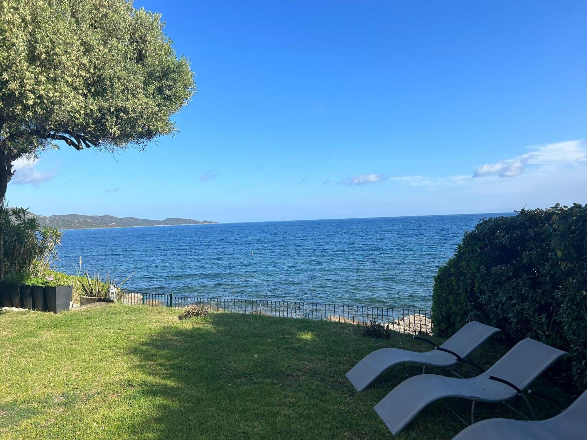 Maison Pieds Dans L Eau St Florent Holiday home *